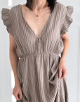 Musselin Kleid, rückenfrei, ärmellos, feine Streifen, Schoko-Taupe