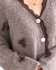 Strickjacke, mit Schleifen und Spitzenbesatz, Taupe