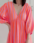 Musselin Kleid, rückenfrei, breite Streifen, Orange-Violett