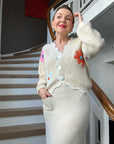 Strickjacke mit gestickten Blumen