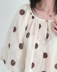 Sommerbluse mit Punkten und Lochstickerei