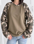 Sweatshirt mit Camouflage-Ärmeln, Olive