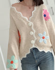 Strickjacke mit gestickten Blumen