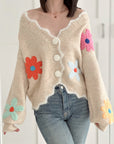 Strickjacke mit gestickten Blumen