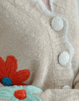 Strickjacke mit gestickten Blumen