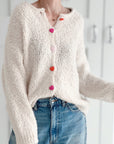 Bouclé Strickjacke, Herzknöpfe, 4 Farben