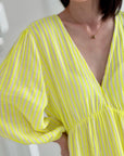 Musselin Kleid, Rückenausschnitt, Neon-Streifen, Gelb