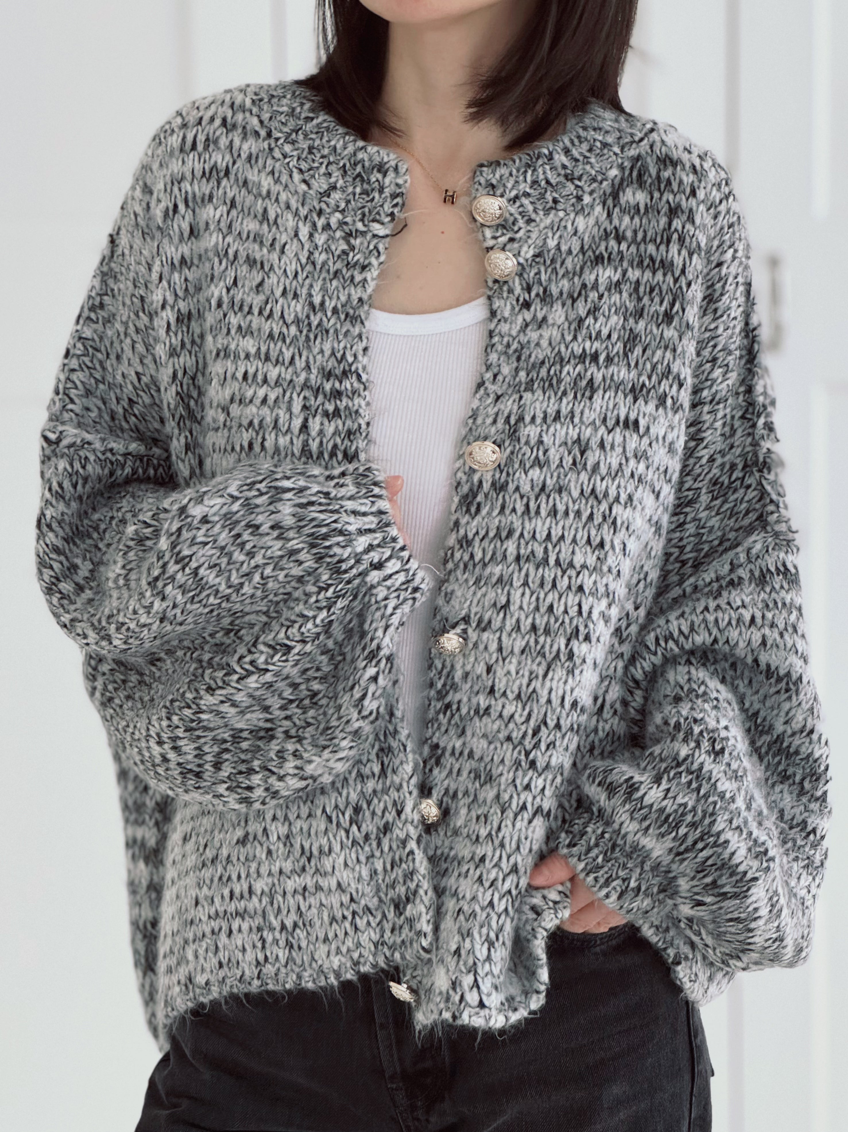 Strickjacke, goldene Knöpfe, Schwarz-Weiß – sismeer - Main Image