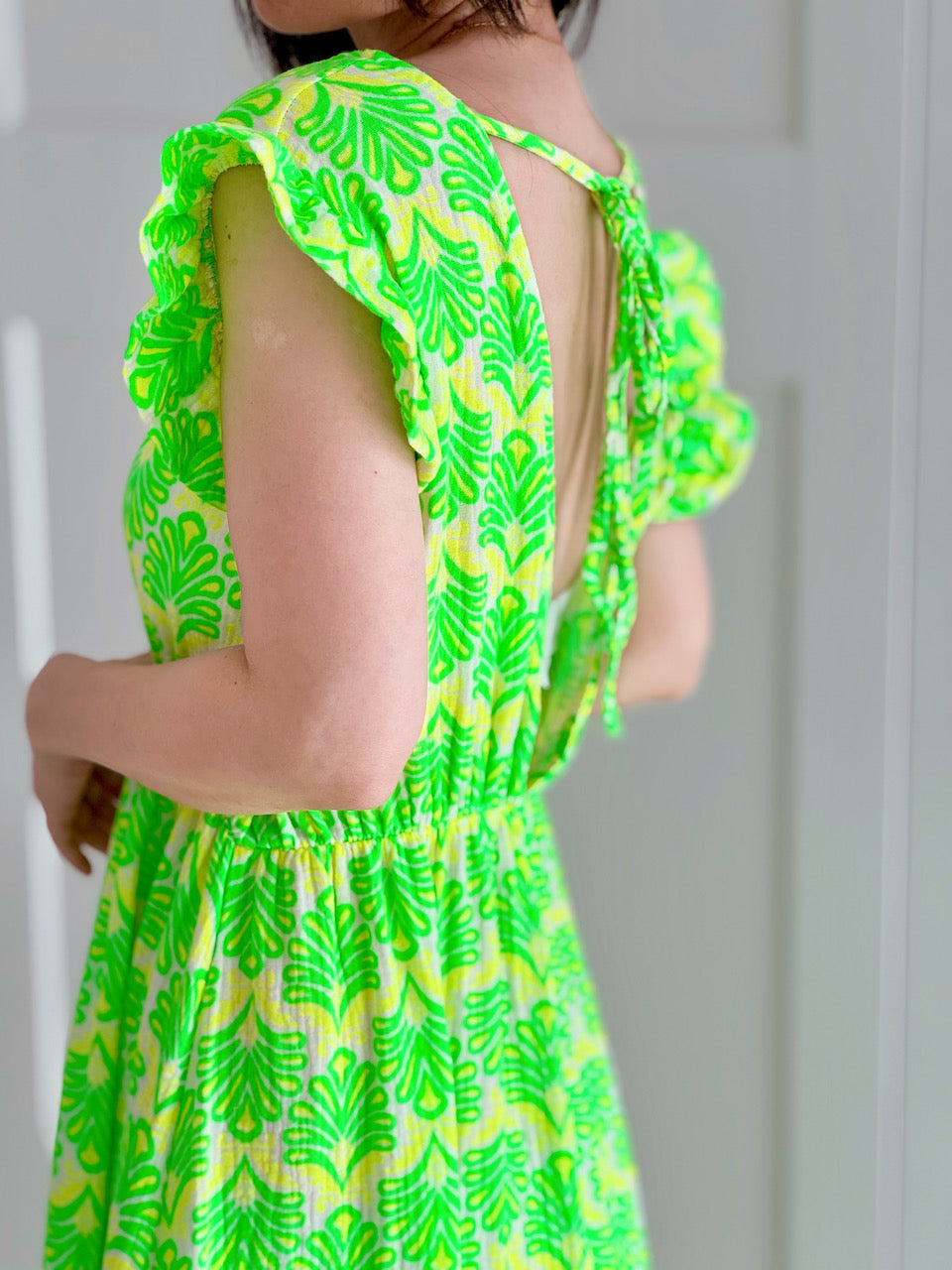 Musselin Kleid, rückenfrei, ärmellos, Palmenblätter, Neon-Grün