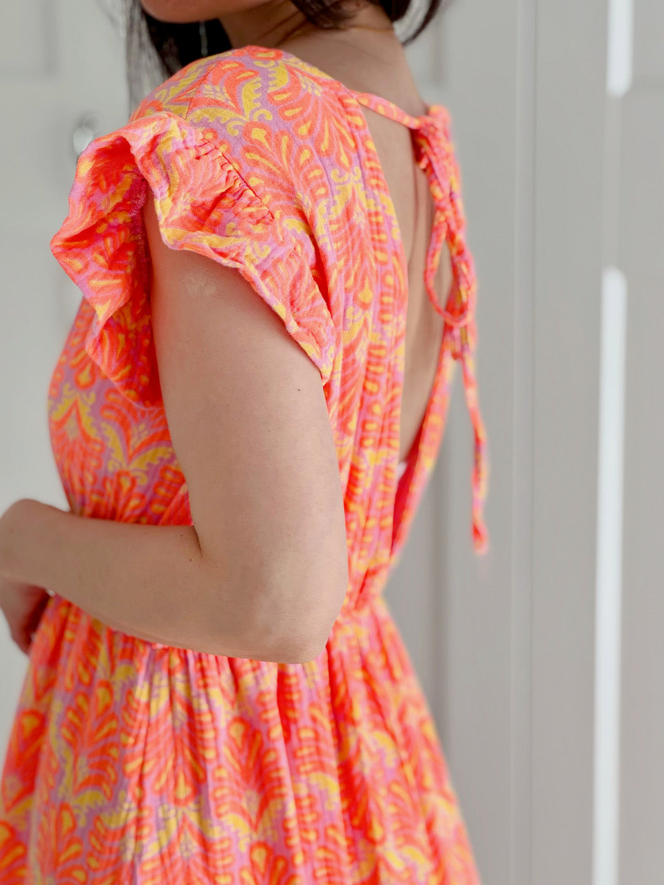 Musselin Kleid, rückenfrei, ärmellos, Palmenblätter, Neon-Orange