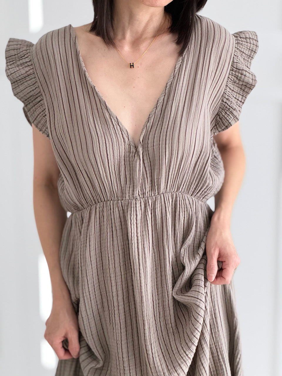 Musselin Kleid, rückenfrei, ärmellos, feine Streifen, Schoko-Taupe