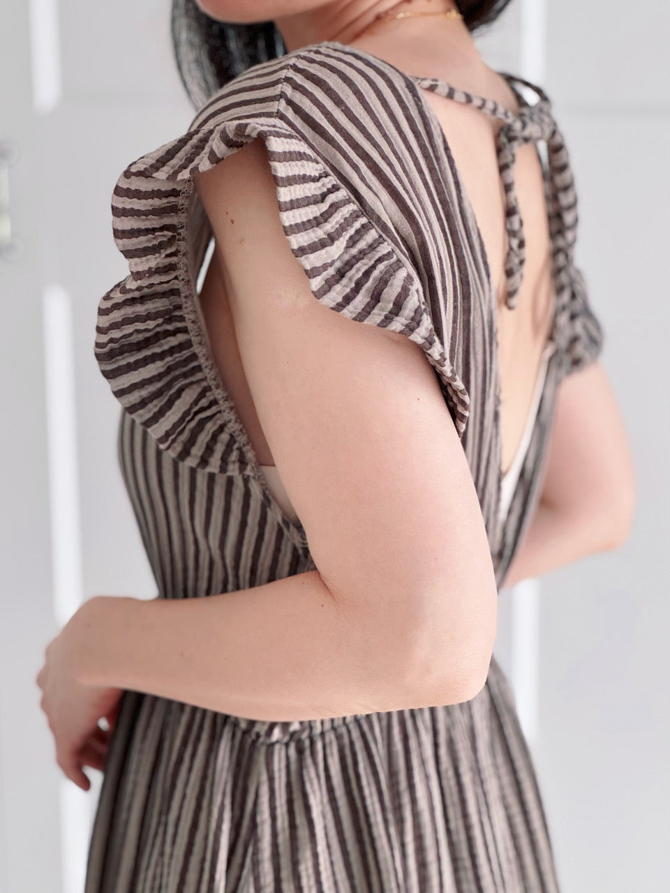 Musselin Kleid, rückenfrei, ärmellos, Streifen, Schoko-Taupe