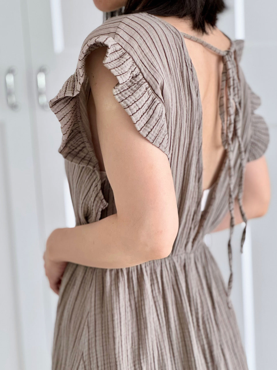 Musselin Kleid, rückenfrei, ärmellos, feine Streifen, Schoko-Taupe
