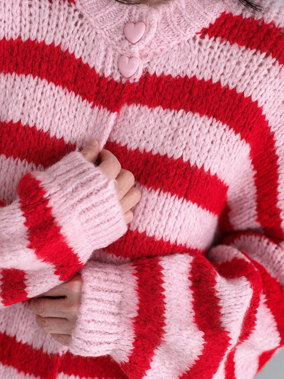 Strickjacke, mit Herzknöpfen, Rot