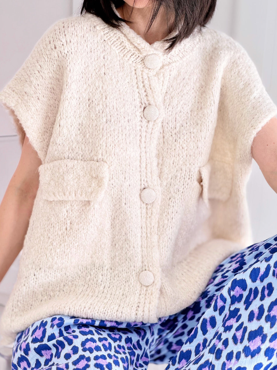Strickweste, mit aufgesetzten Taschen, Cremeweiß