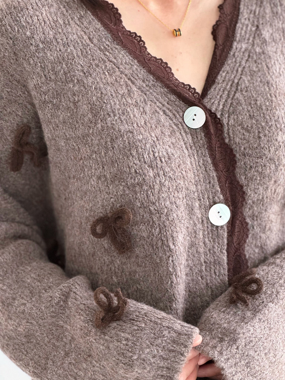 Strickjacke, mit Schleifen und Spitzenbesatz, Taupe
