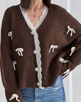 Strickjacke, mit Schleifen und Spitzenbesatz, Schoko