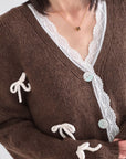Strickjacke, mit Schleifen und Spitzenbesatz, Schoko