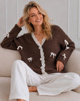Strickjacke, mit Schleifen und Spitzenbesatz, Schoko