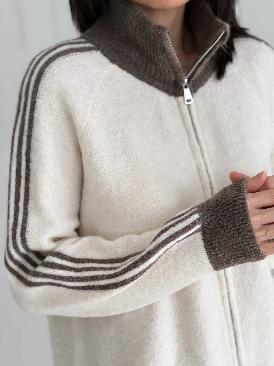 Strickjacke, Kontraststreifen, Reißverschluss, 4 Farben