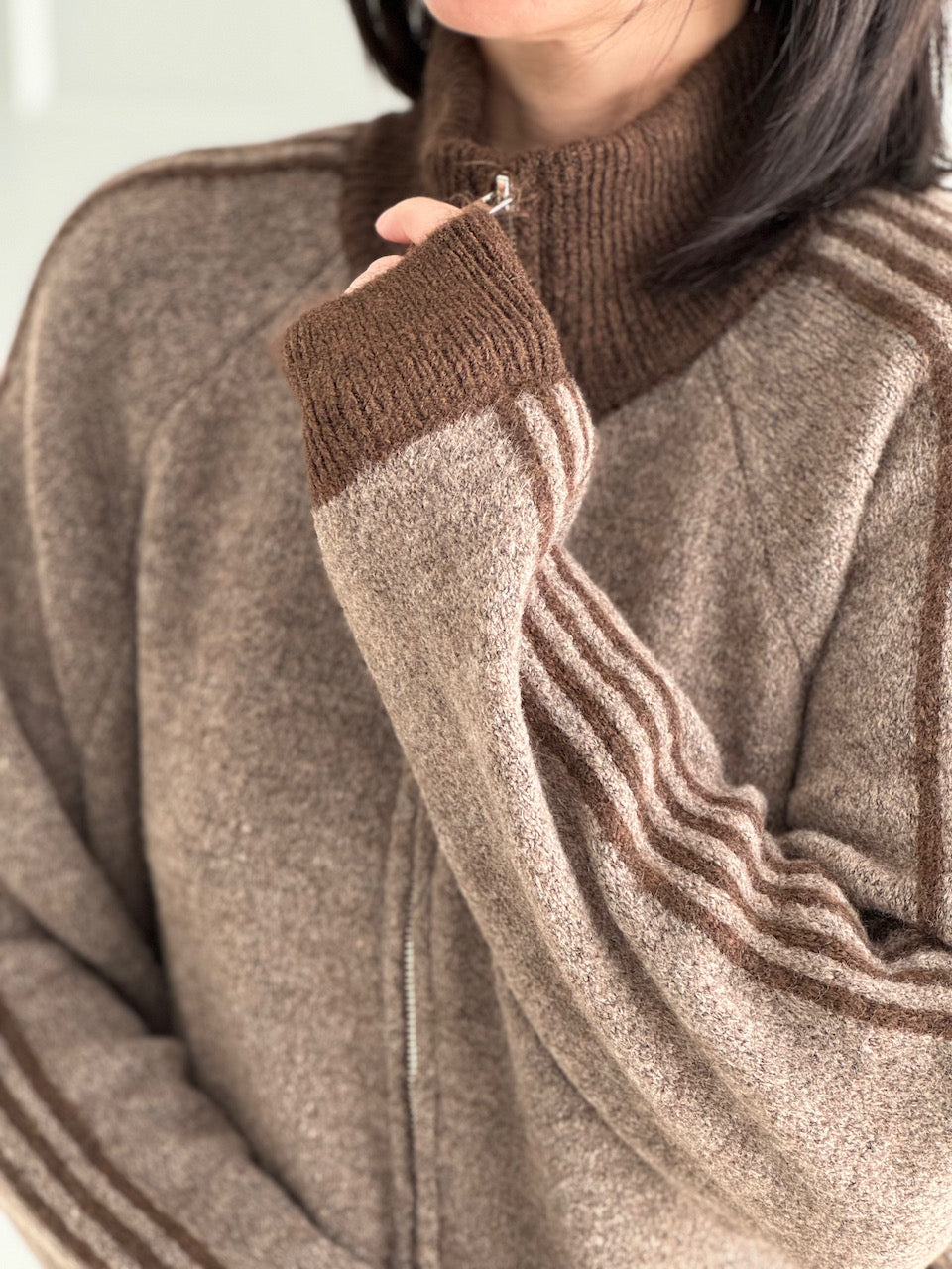 Strickjacke, Kontraststreifen, Reißverschluss, Kaffee