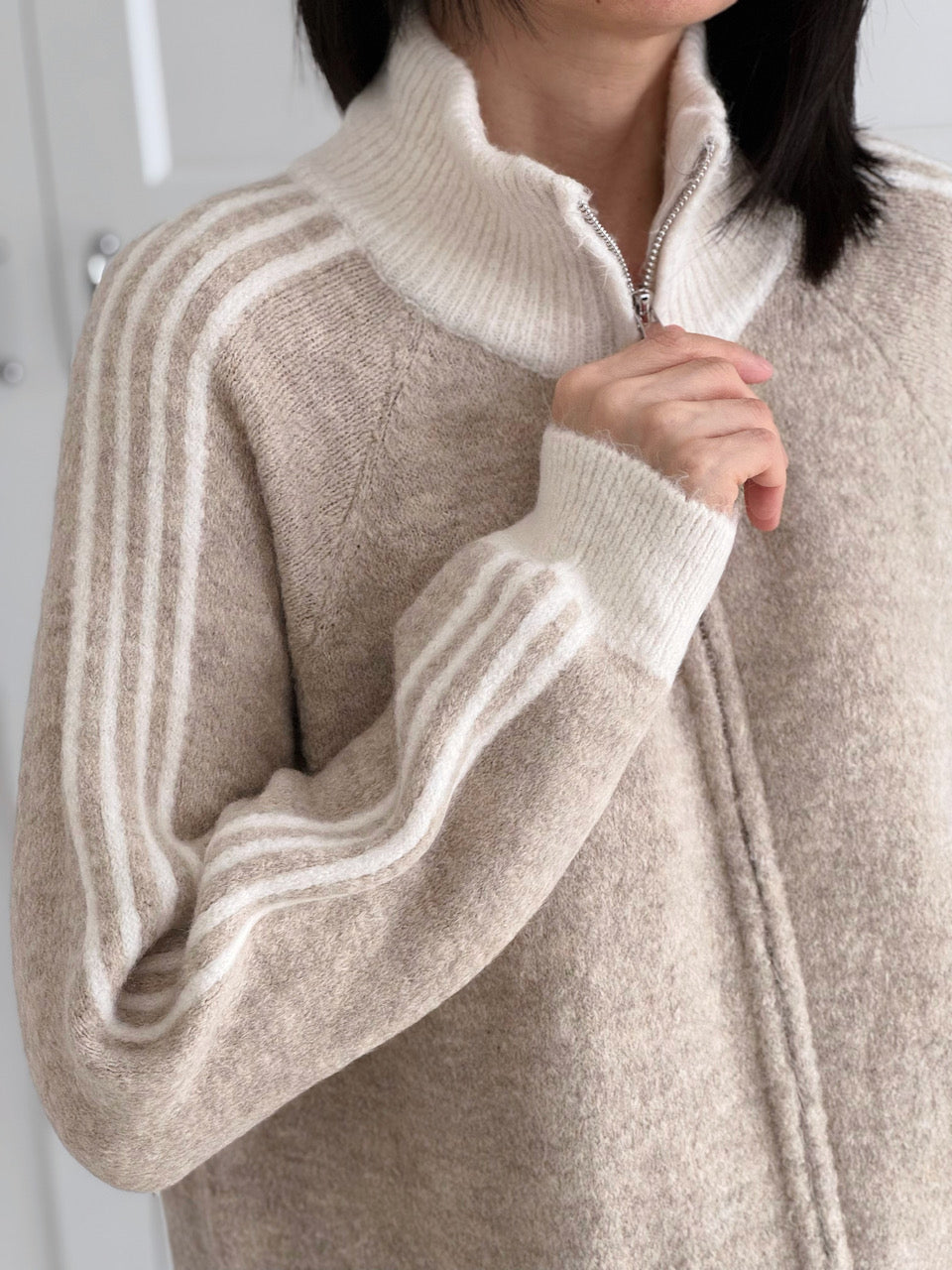 Strickjacke, Kontraststreifen, Reißverschluss, 4 Farben
