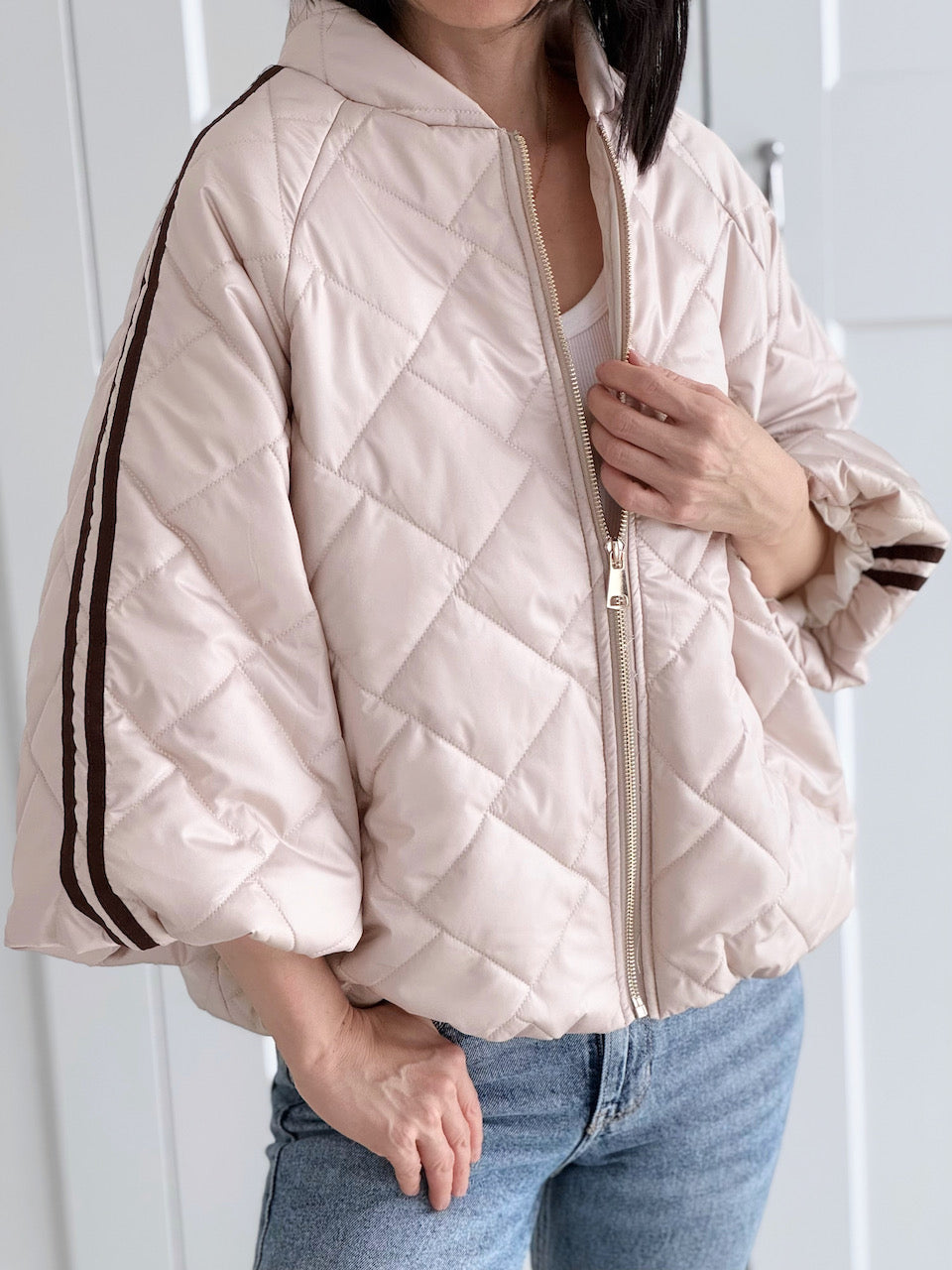 Steppjacke mit Kontraststreifen