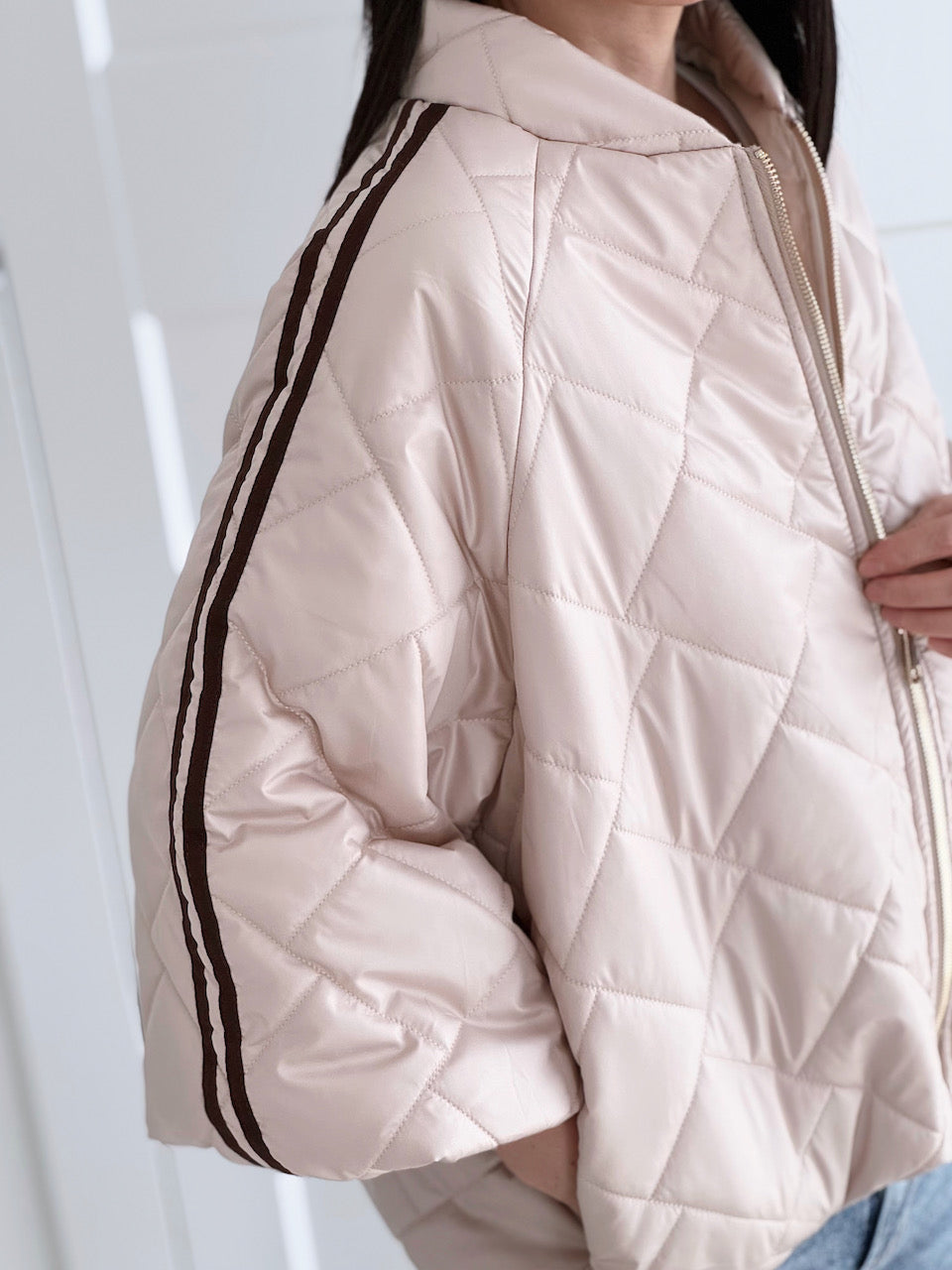 Steppjacke mit Kontraststreifen
