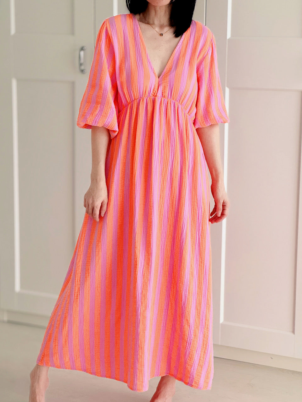 Musselin Kleid, rückenfrei, breite Streifen, Orange-Violett