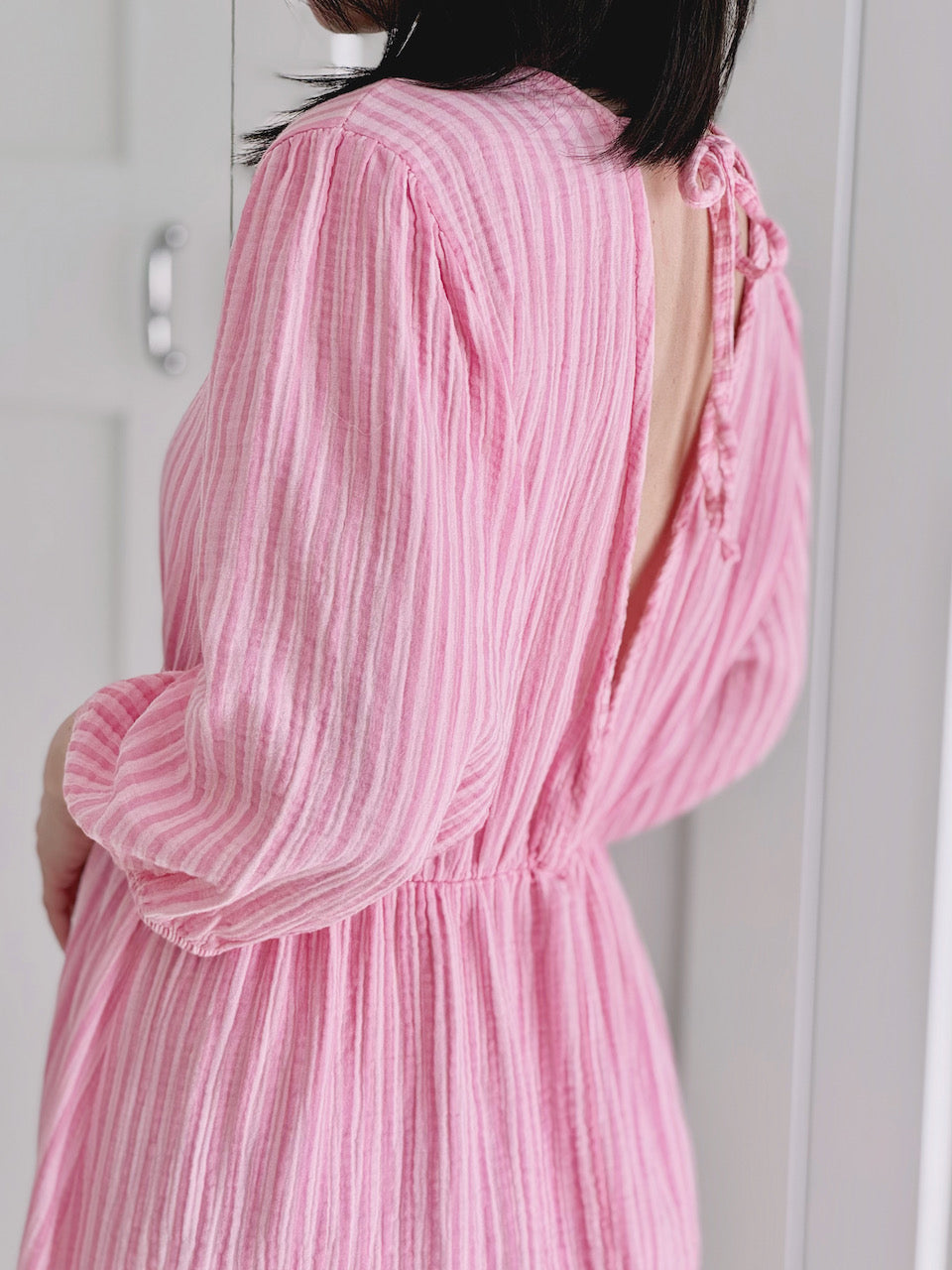 Musselin Kleid, rückenfrei, Rosa-Streifen