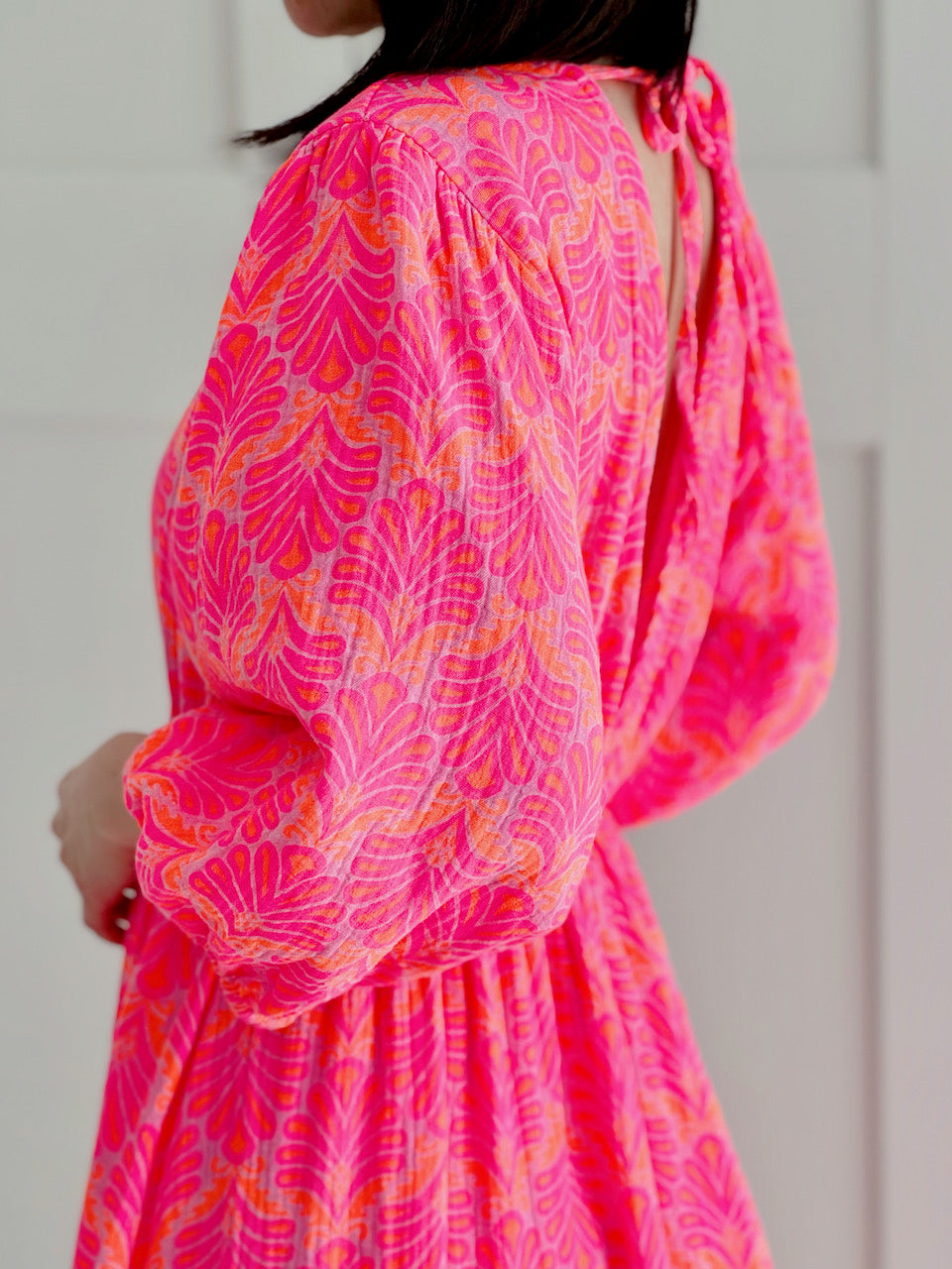 Musselin Kleid, rückenfrei, Palmenblätter, Neon-Pink