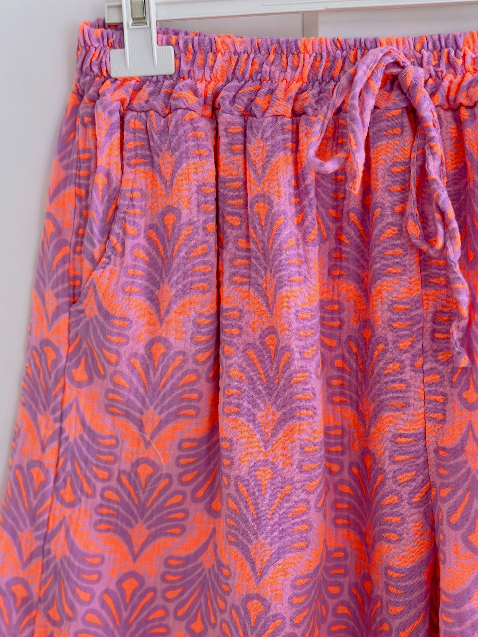 Musselin Shorts, Palmenblätter, Lila-Rosa