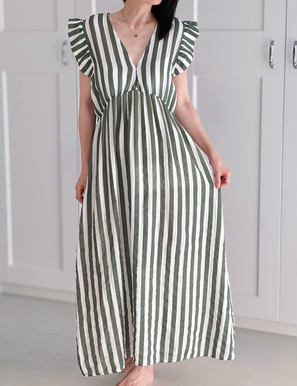 Musselin Kleid, rückenfrei, ärmellos, breite Streifen, Olive