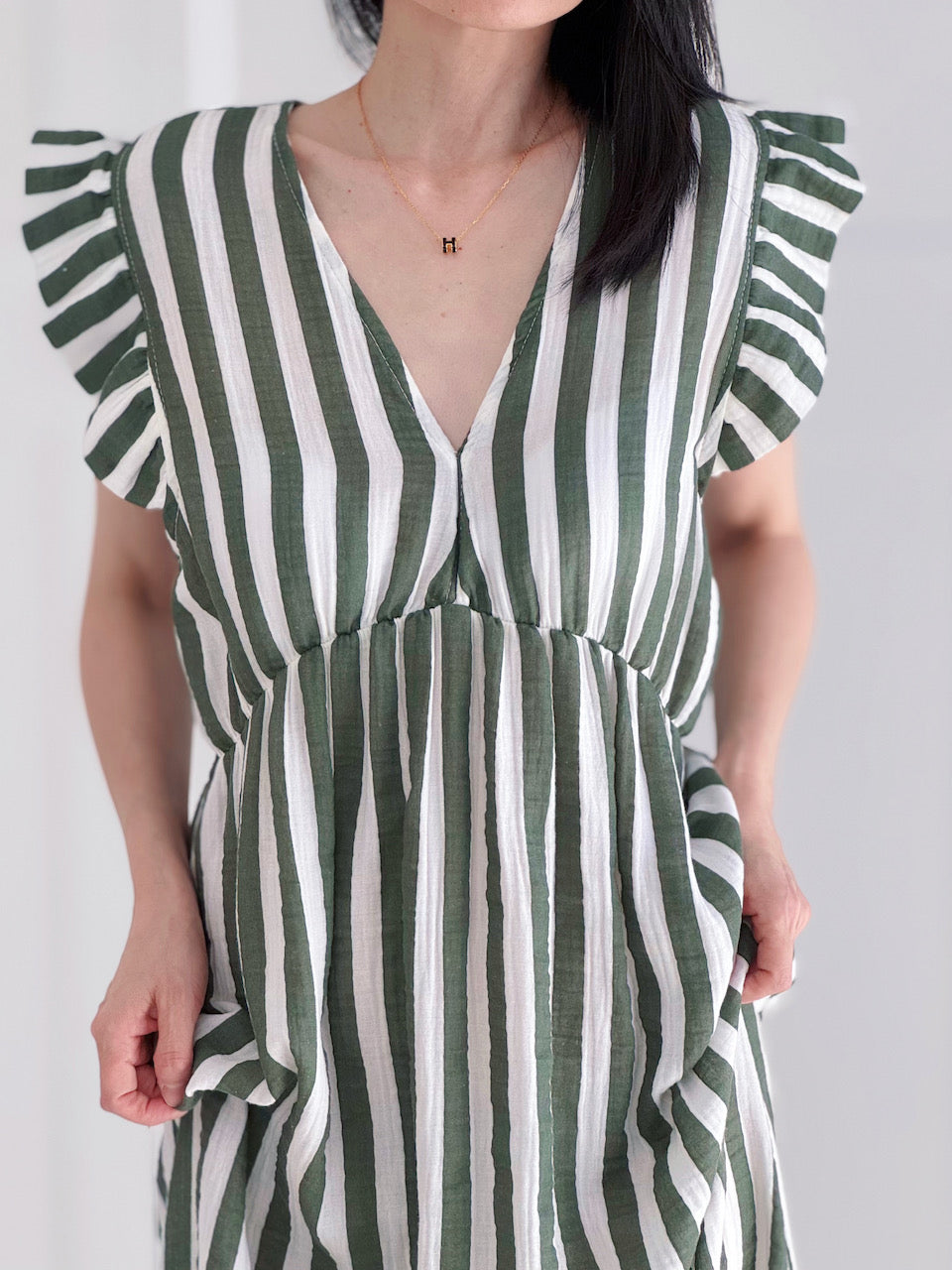 Musselin Kleid, rückenfrei, ärmellos, breite Streifen, Olive