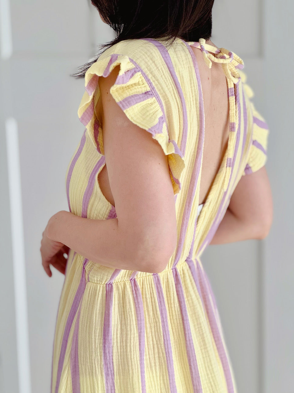 Musselin Kleid, rückenfrei, ärmellos, breite Streifen, Violett