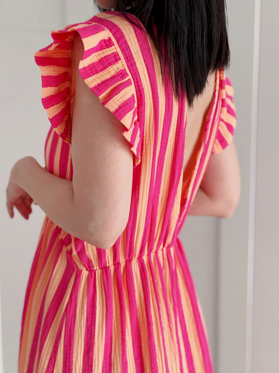 Musselin Kleid, rückenfrei, ärmellos, breite Streifen, Fuchsie