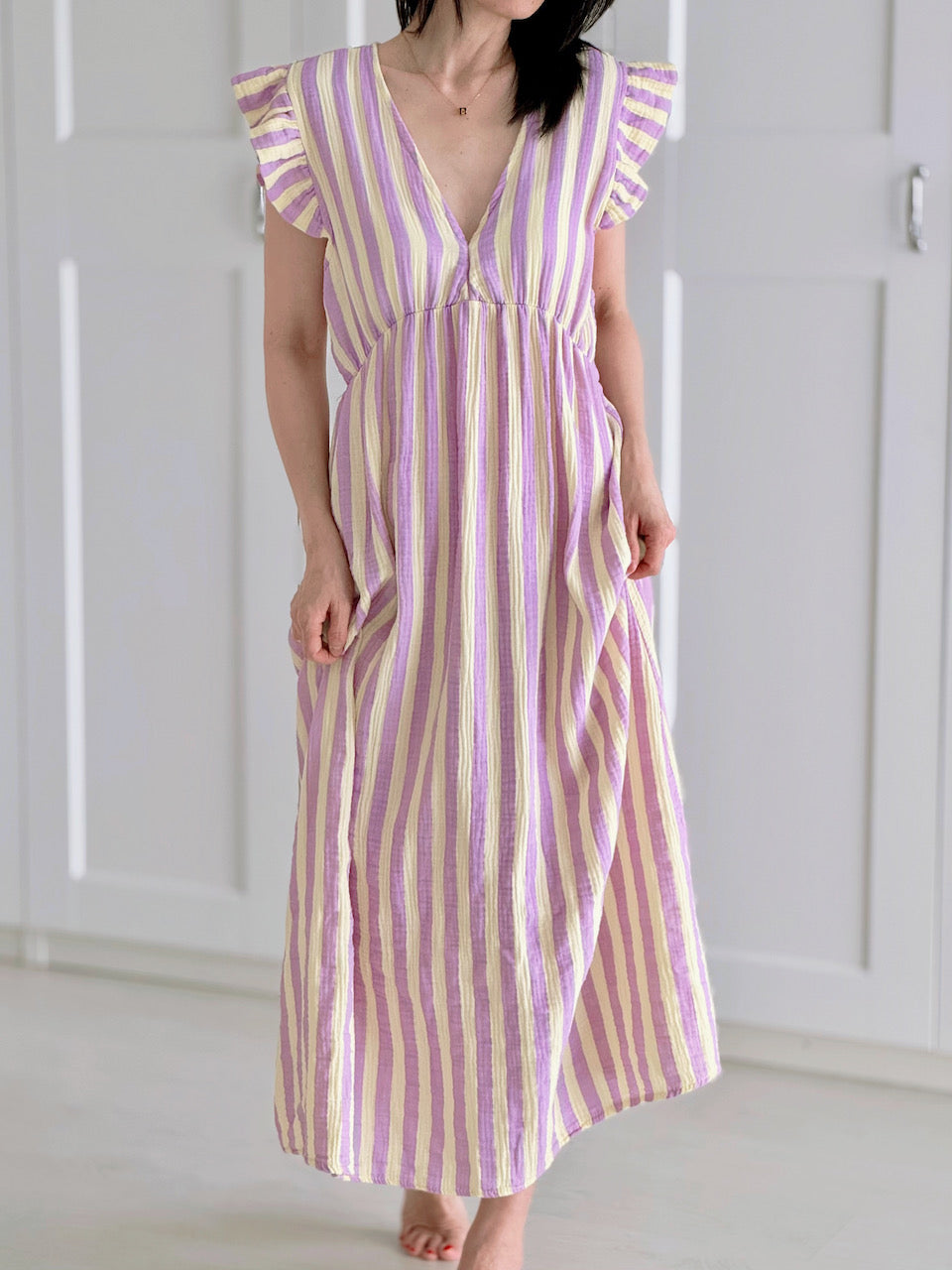 Musselin Kleid, rückenfrei, ärmellos, breite Streifen, Violett