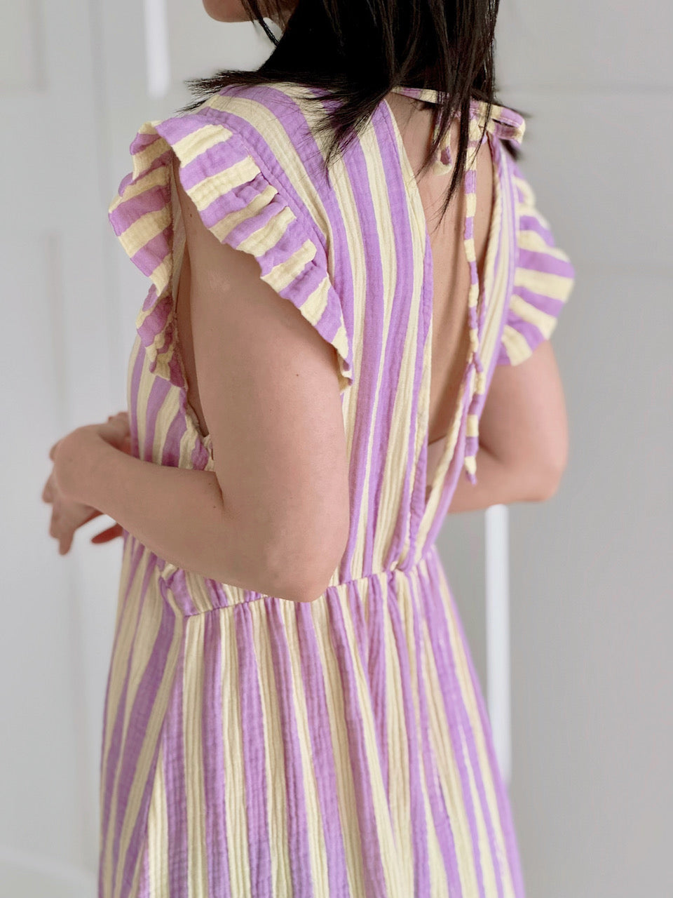 Musselin Kleid, rückenfrei, ärmellos, breite Streifen, Violett