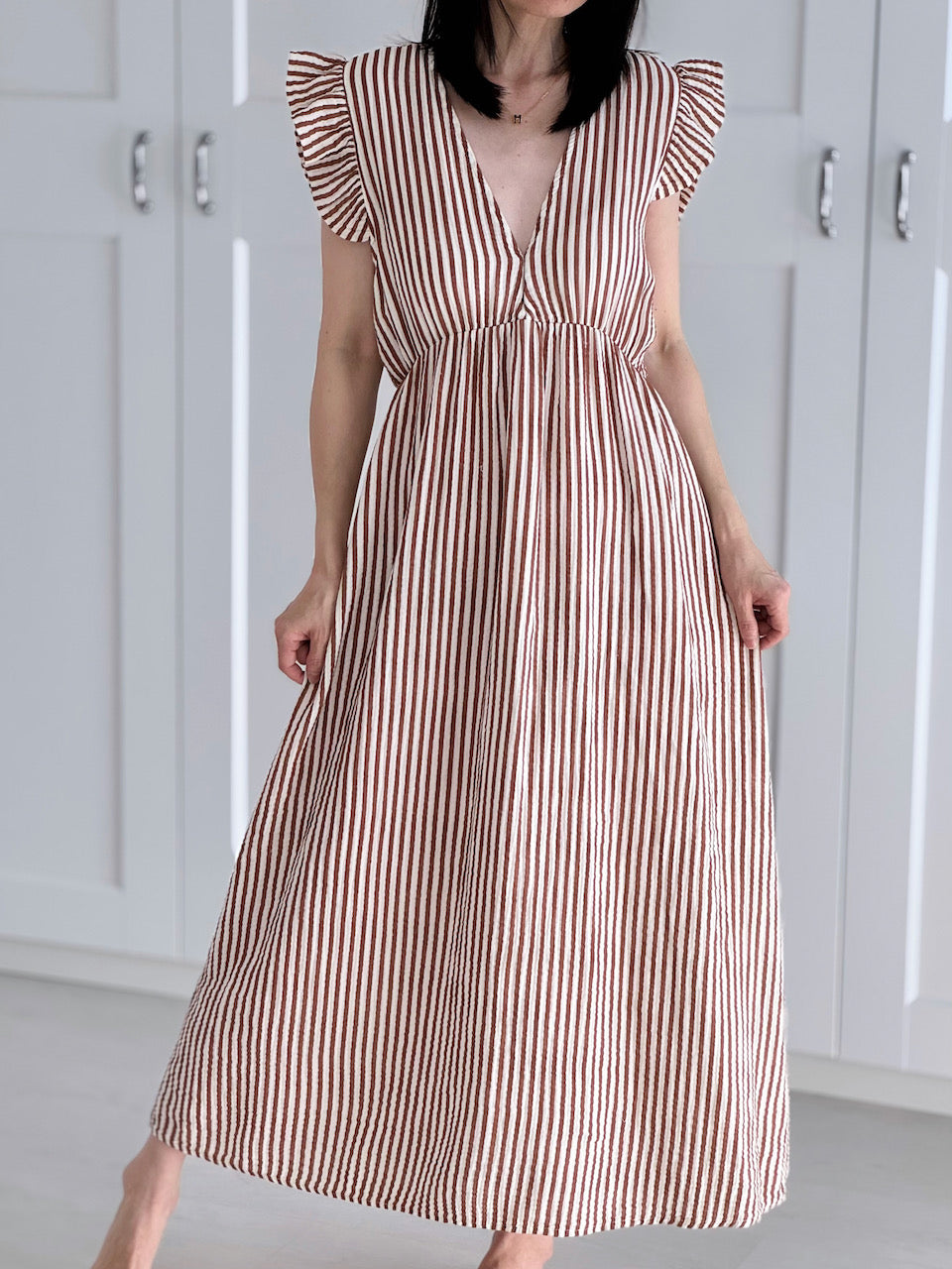 Musselin Kleid, rückenfrei, ärmellos, Streifen, Moka