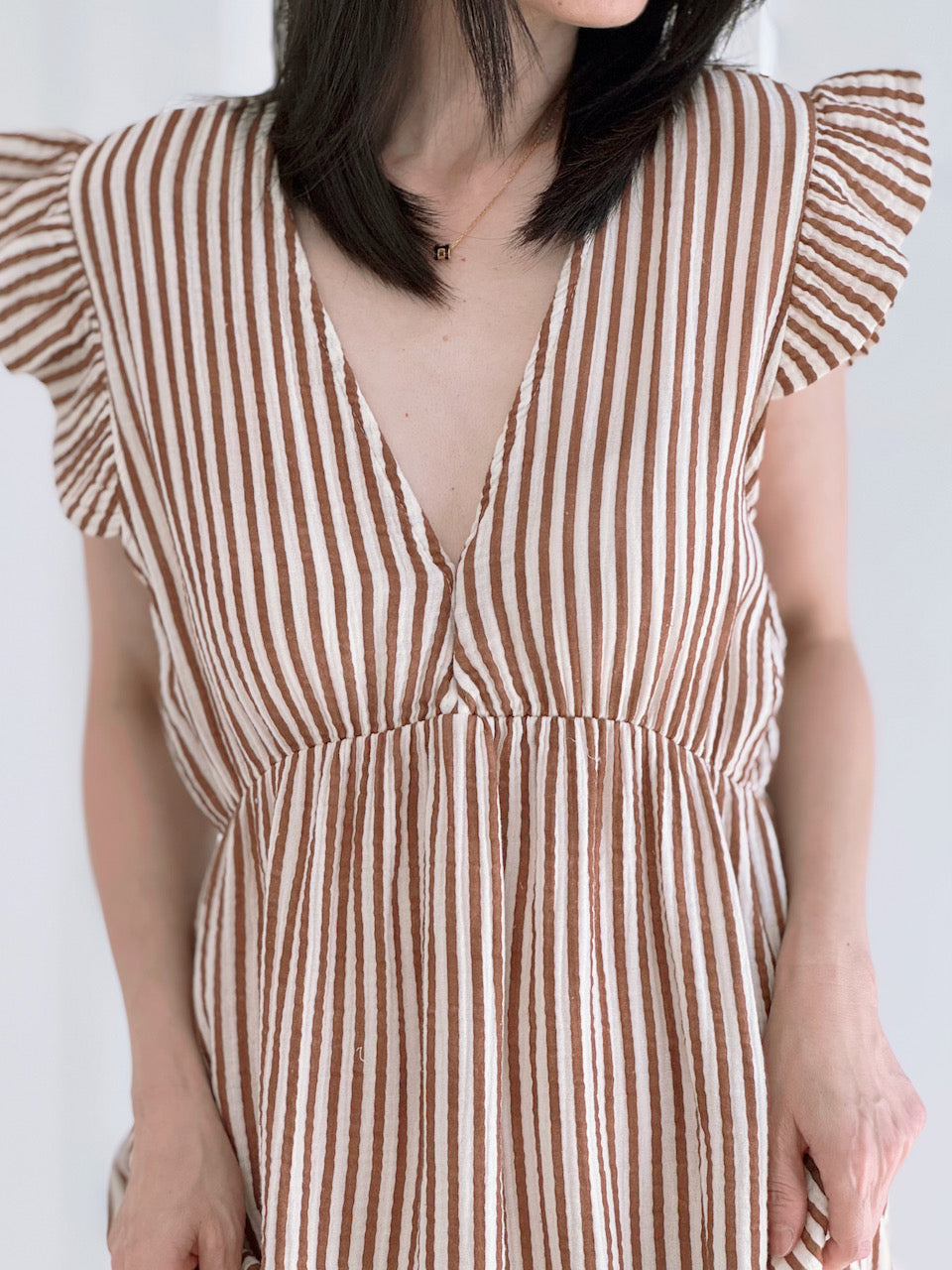Musselin Kleid, rückenfrei, ärmellos, Streifen, Moka