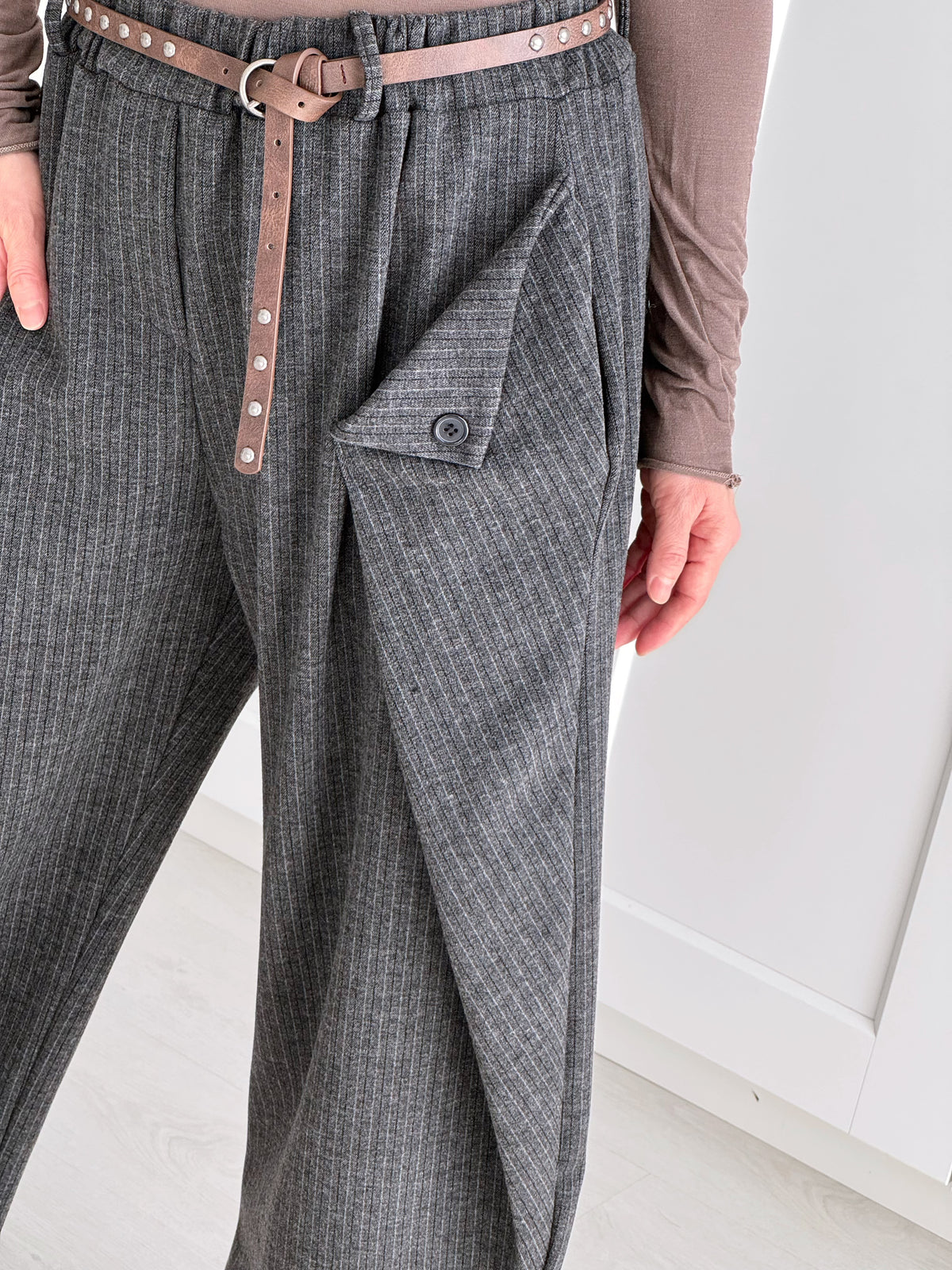 Marlene-Hose mit Wickeldetails, Grau