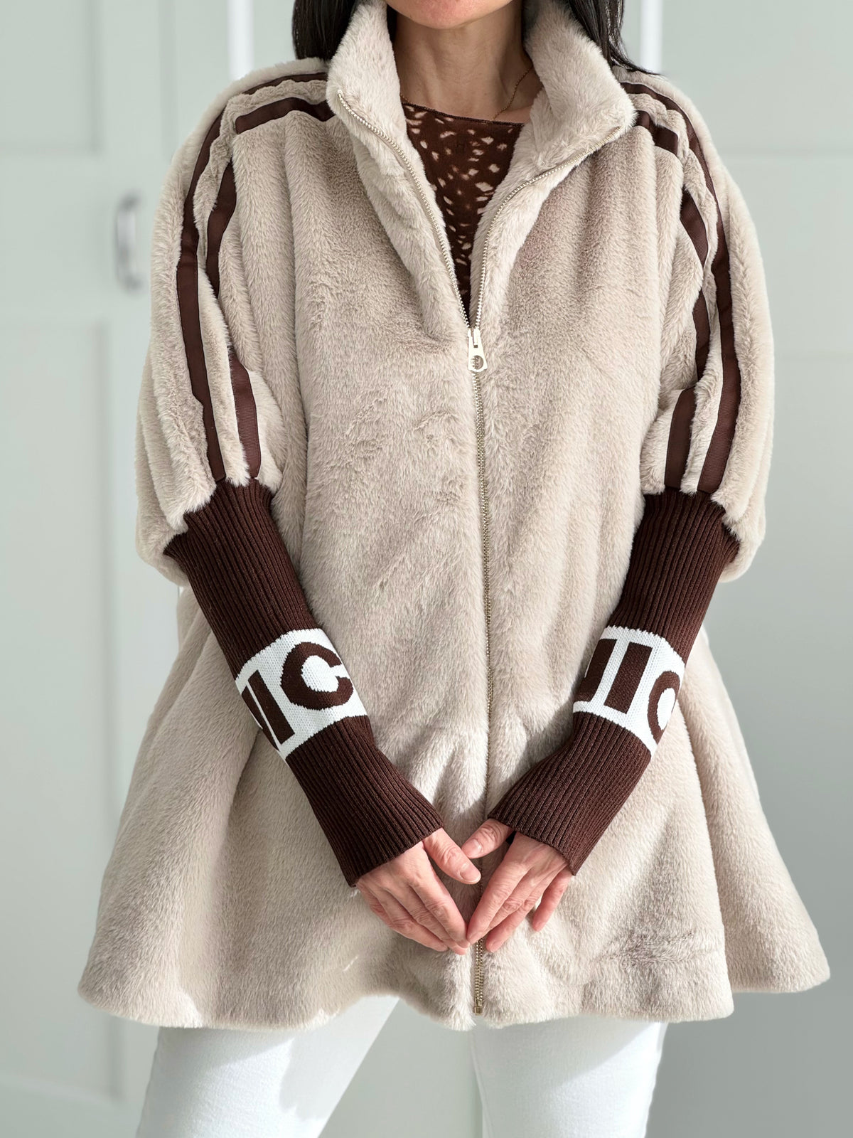 Kunstfell-Jacke mit Strickärmeln, Beige