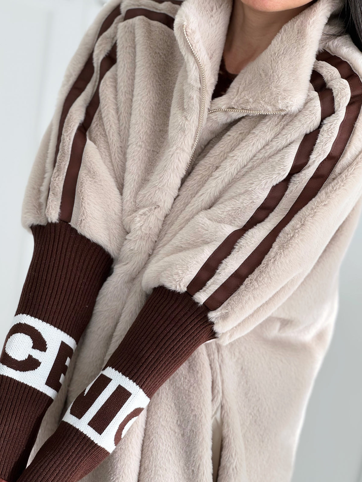 Kunstfell-Jacke mit Strickärmeln, Beige
