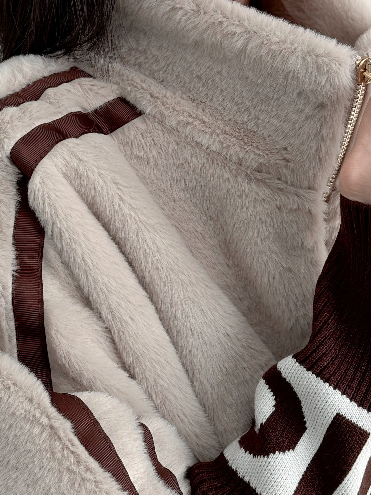 Kunstfell-Jacke mit Strickärmeln, Beige