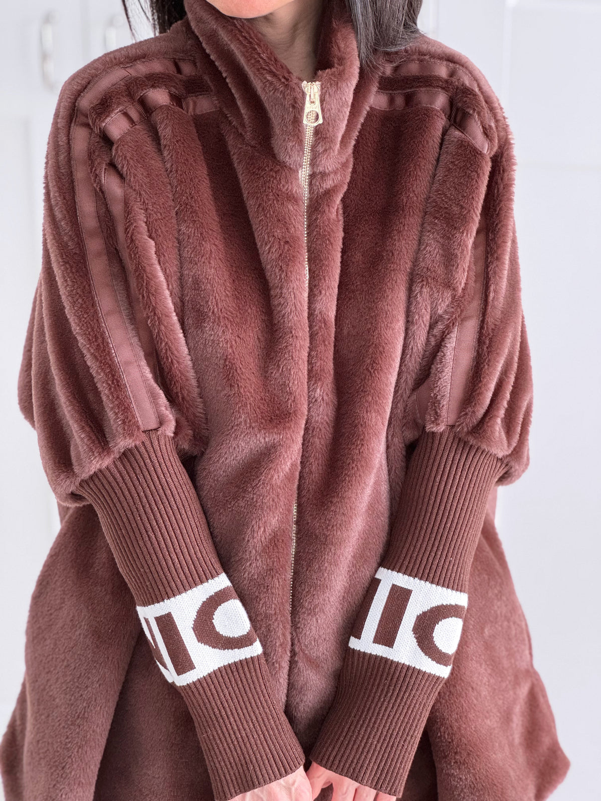 Kunstfell-Jacke mit Strickärmeln, Schoko