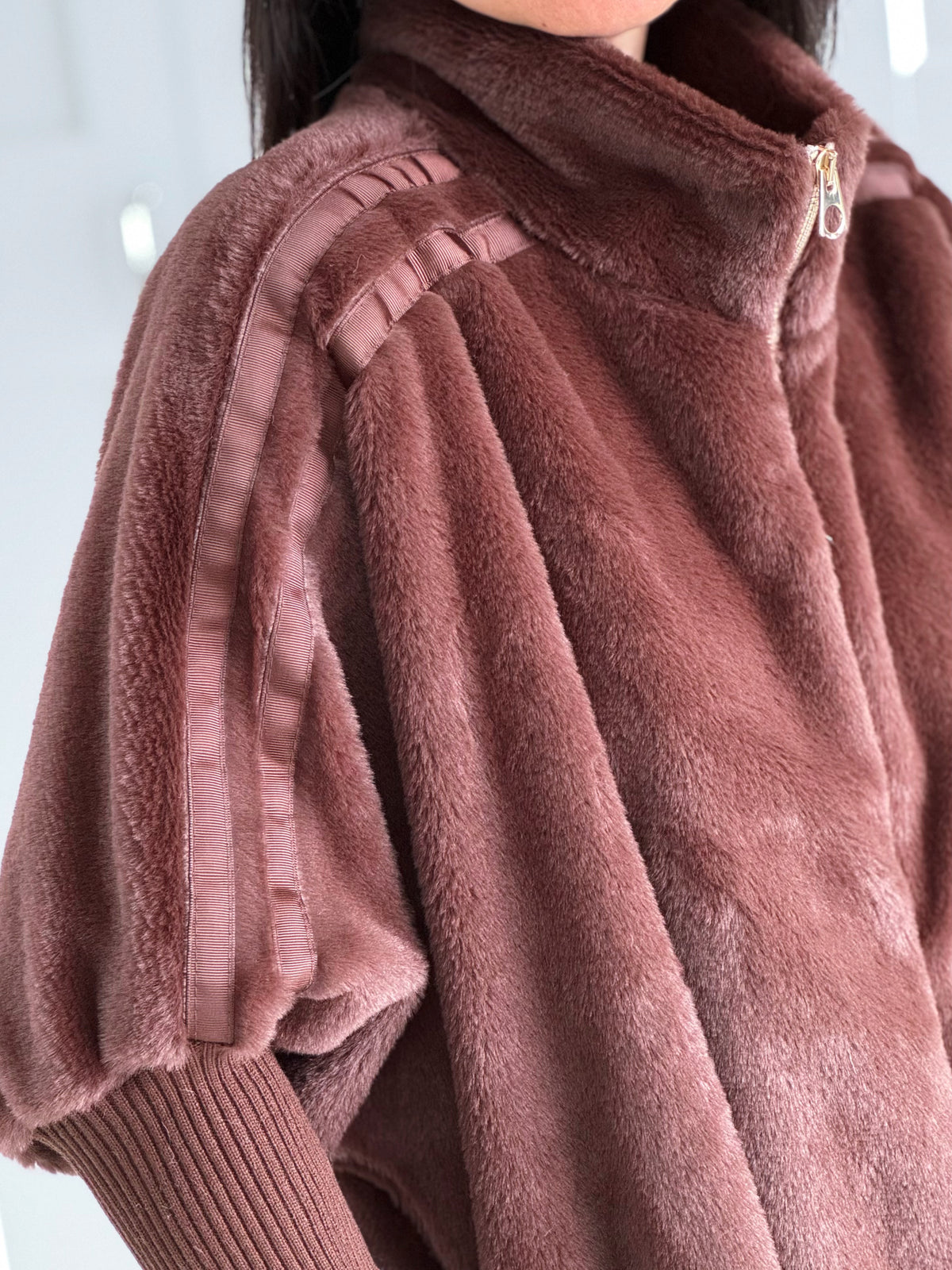 Kunstfell-Jacke mit Strickärmeln, Schoko