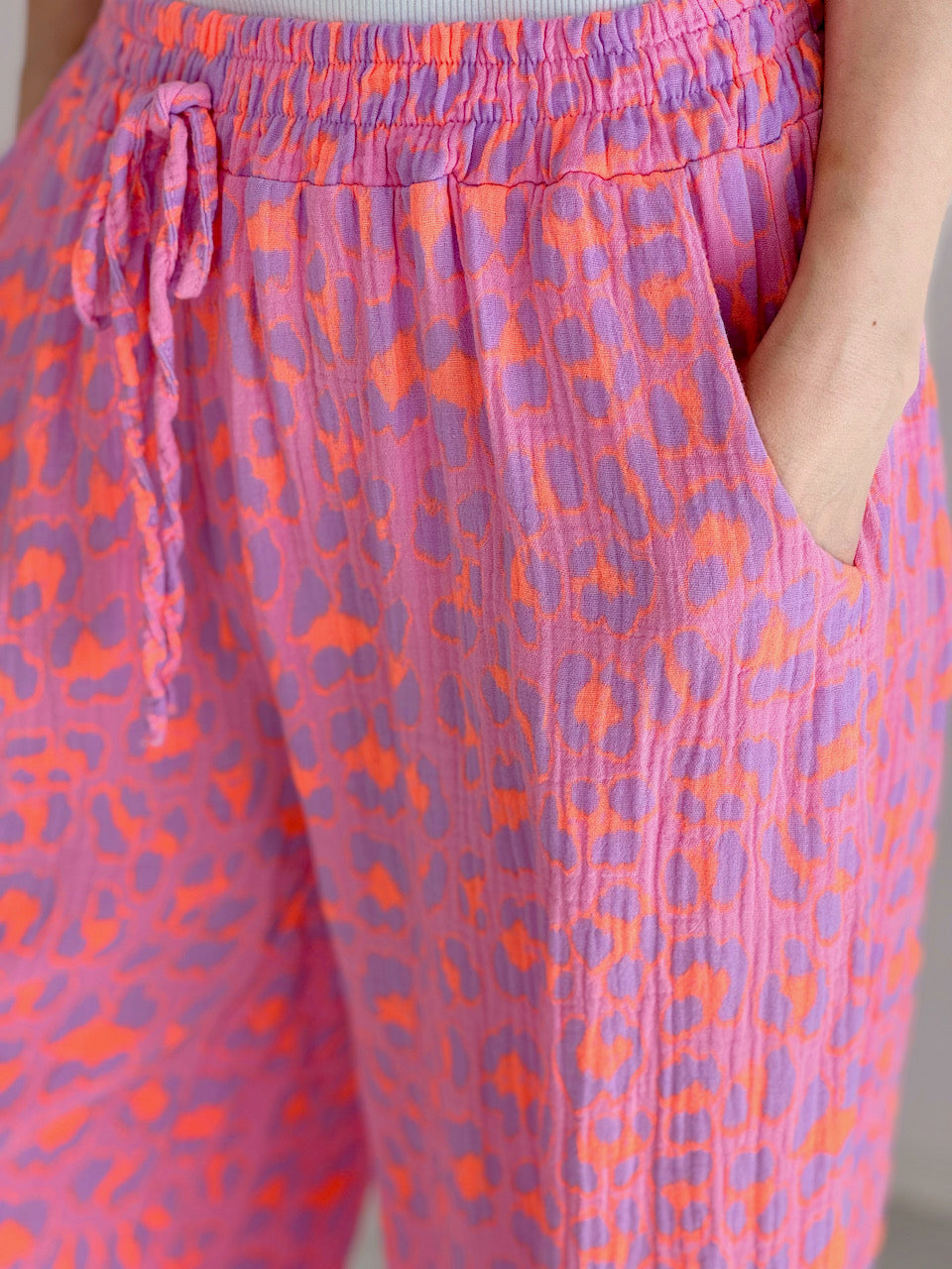 Musselin Hose, Wild-Leo, Neon-Violett