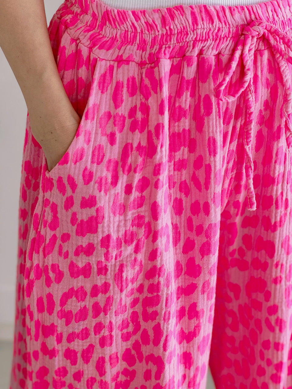 Musselin Hose, Wild-Leo, Neon-Pink