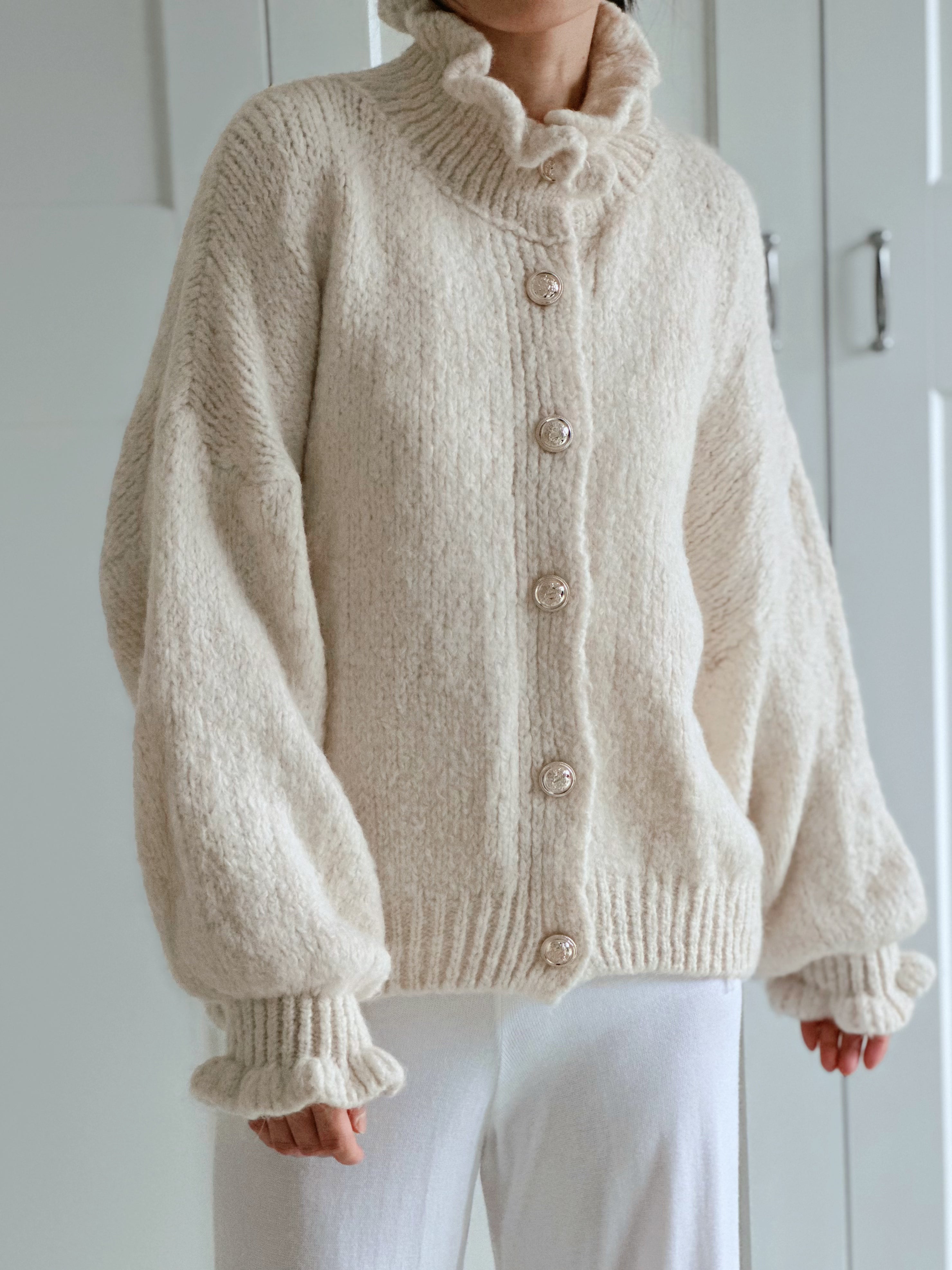 Strickjacke, Rüschen, mit goldenen Knöpfen