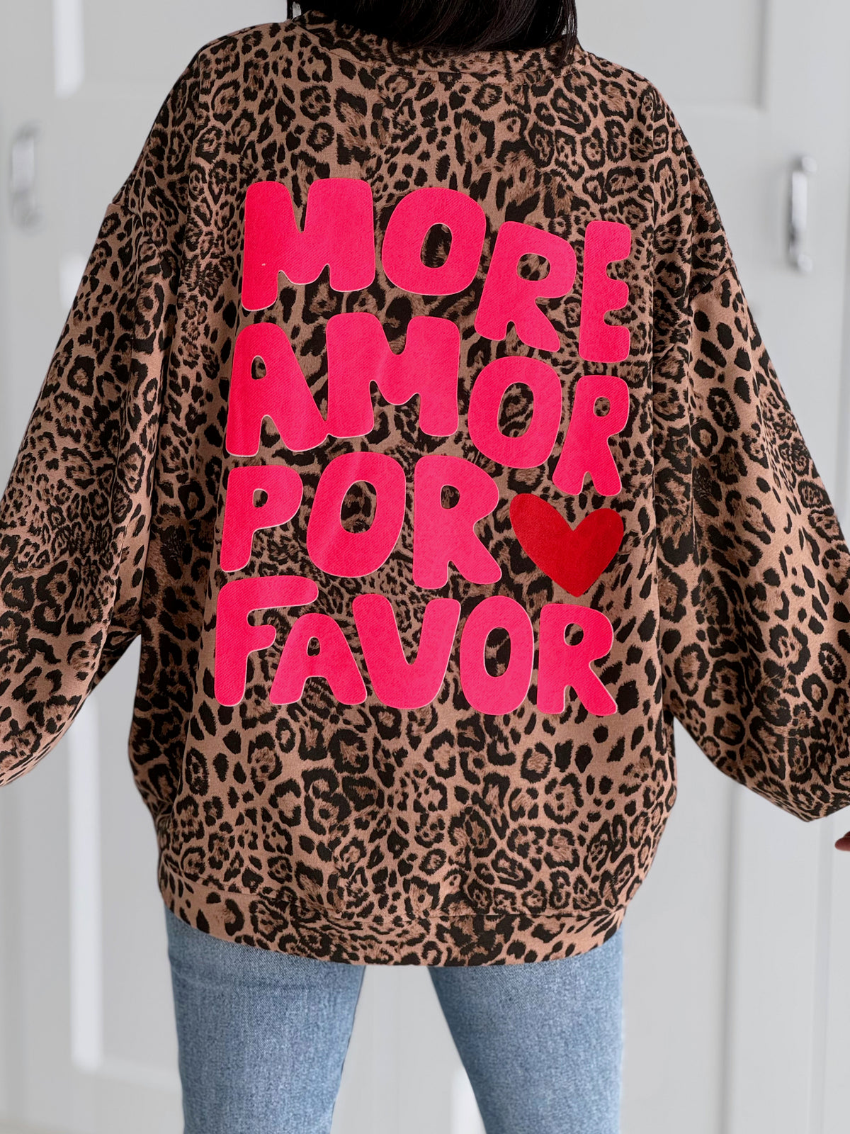 Sweatshirt Leo „More Amor Por Favor“, Camel